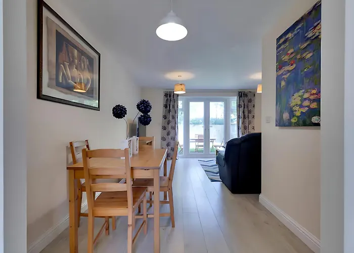 Modern And Spacious Townhouse With Free Parking Pass The Keys