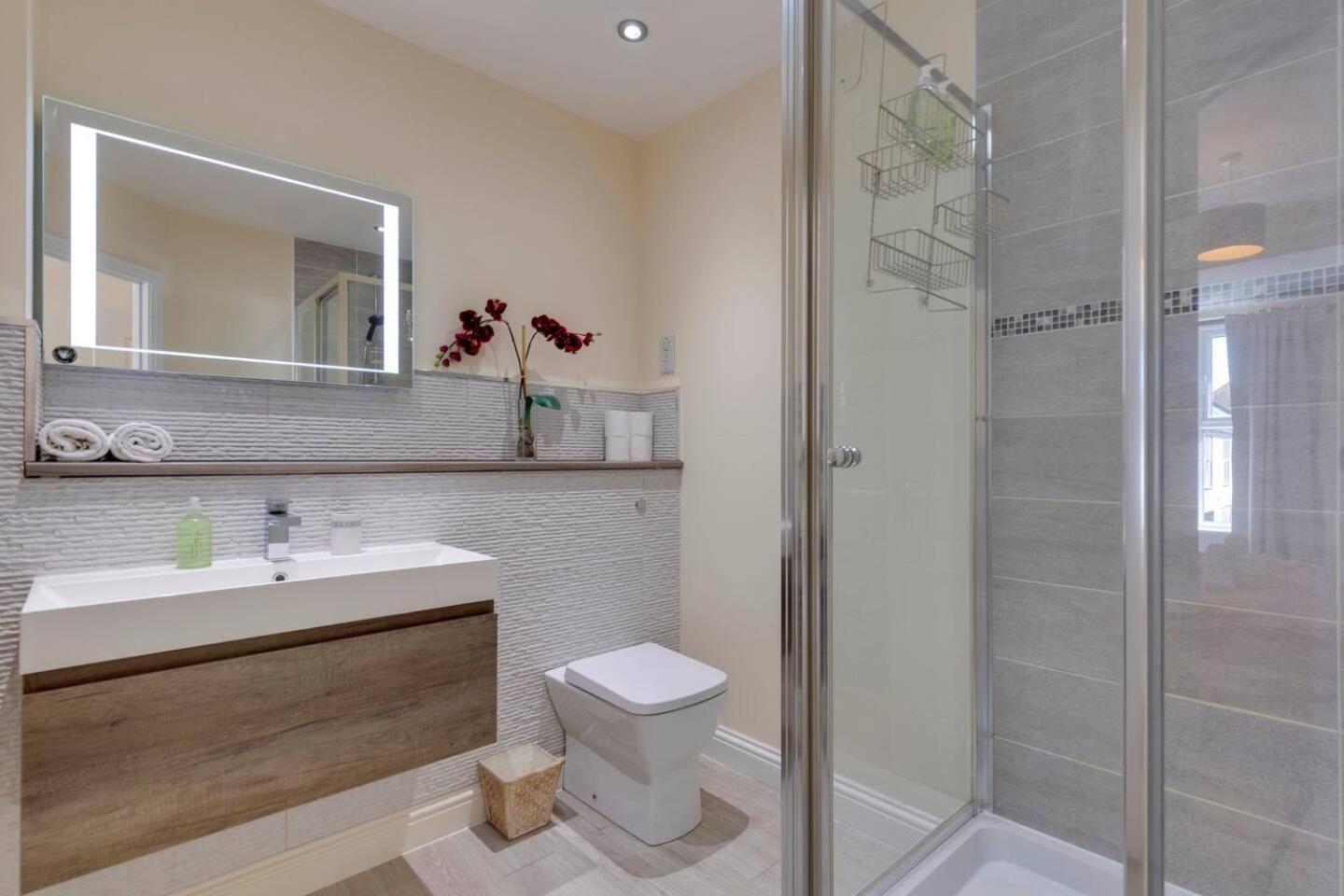 Modern And Spacious Townhouse With Free Parking Pass The Keys *