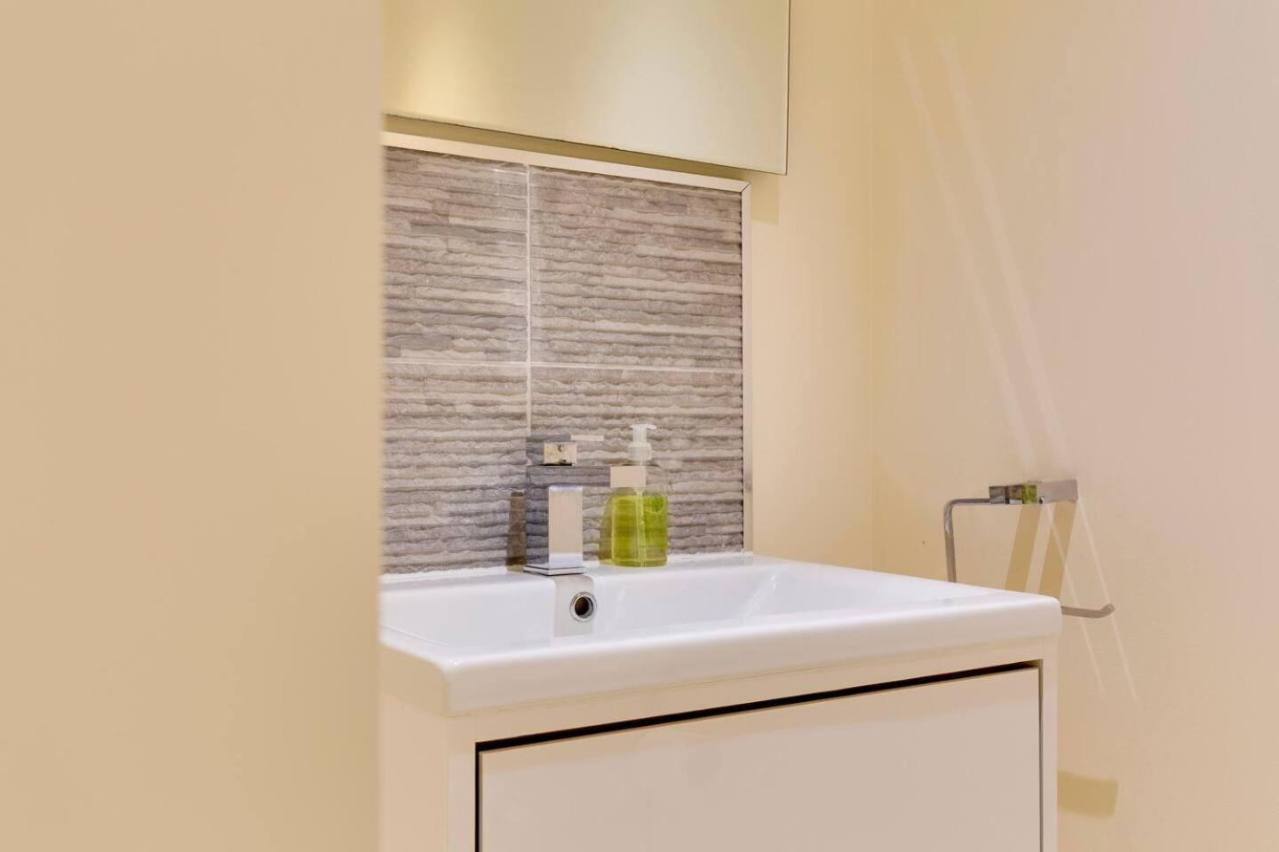 Modern And Spacious Townhouse With Free Parking Pass The Keys Cambridge (Cambridgeshire)