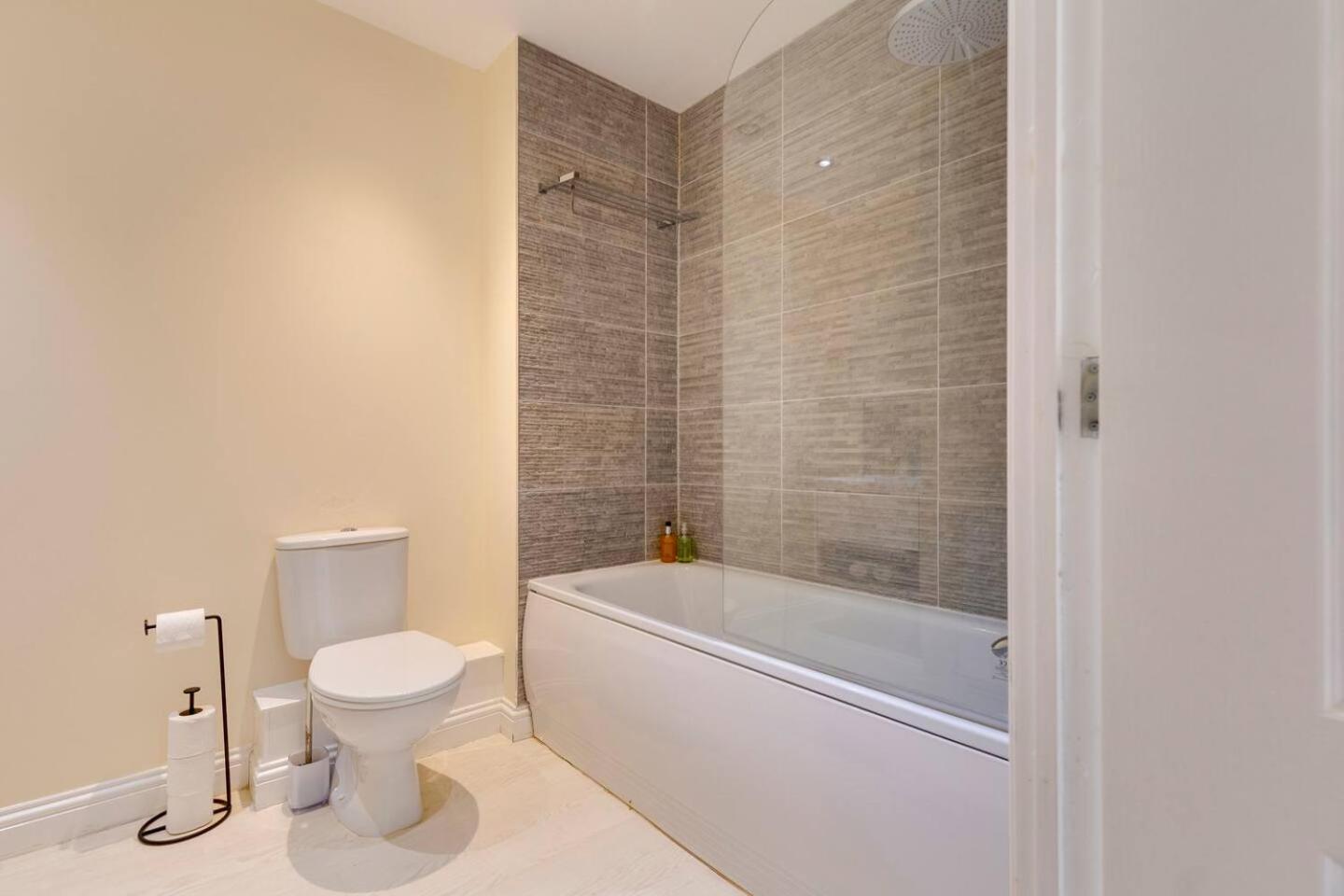 Modern And Spacious Townhouse With Free Parking Pass The Keys