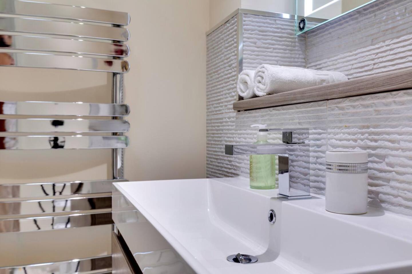 Modern And Spacious Townhouse With Free Parking Pass The Keys Rumah liburan *