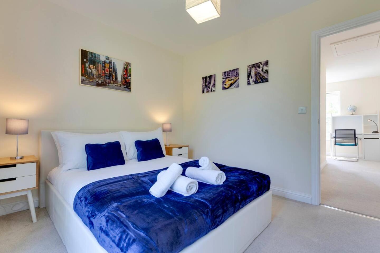 Modern And Spacious Townhouse With Free Parking Pass The Keys *