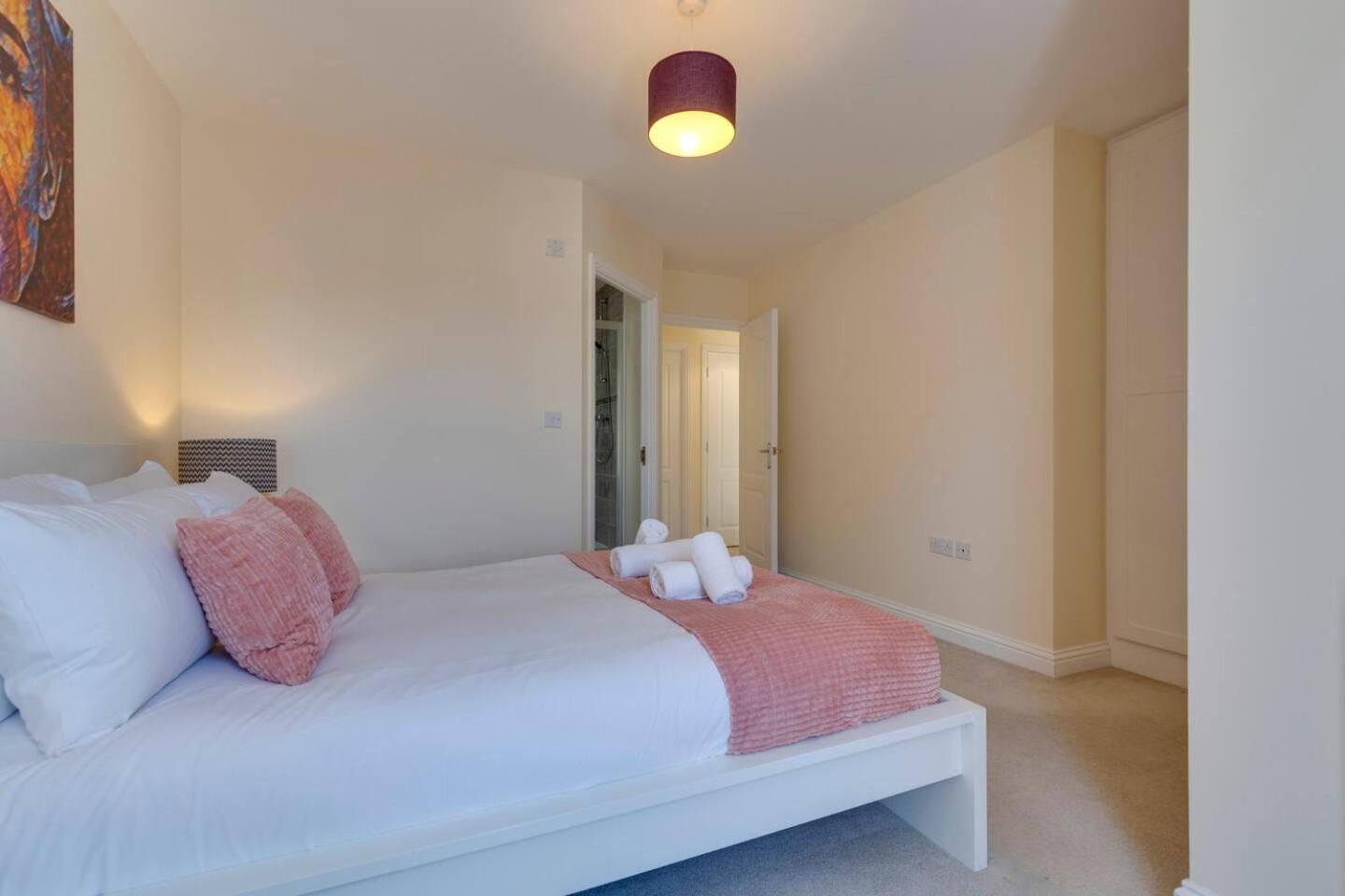 Rumah liburan Modern And Spacious Townhouse With Free Parking Pass The Keys Cambridge (Cambridgeshire)