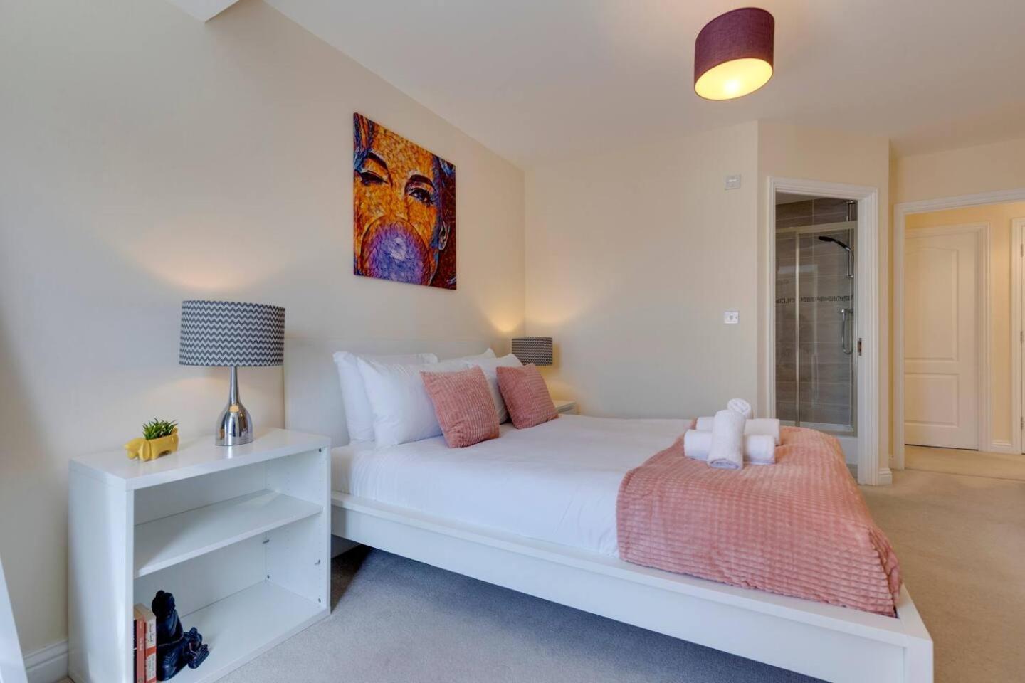 Rumah liburan Modern And Spacious Townhouse With Free Parking Pass The Keys *