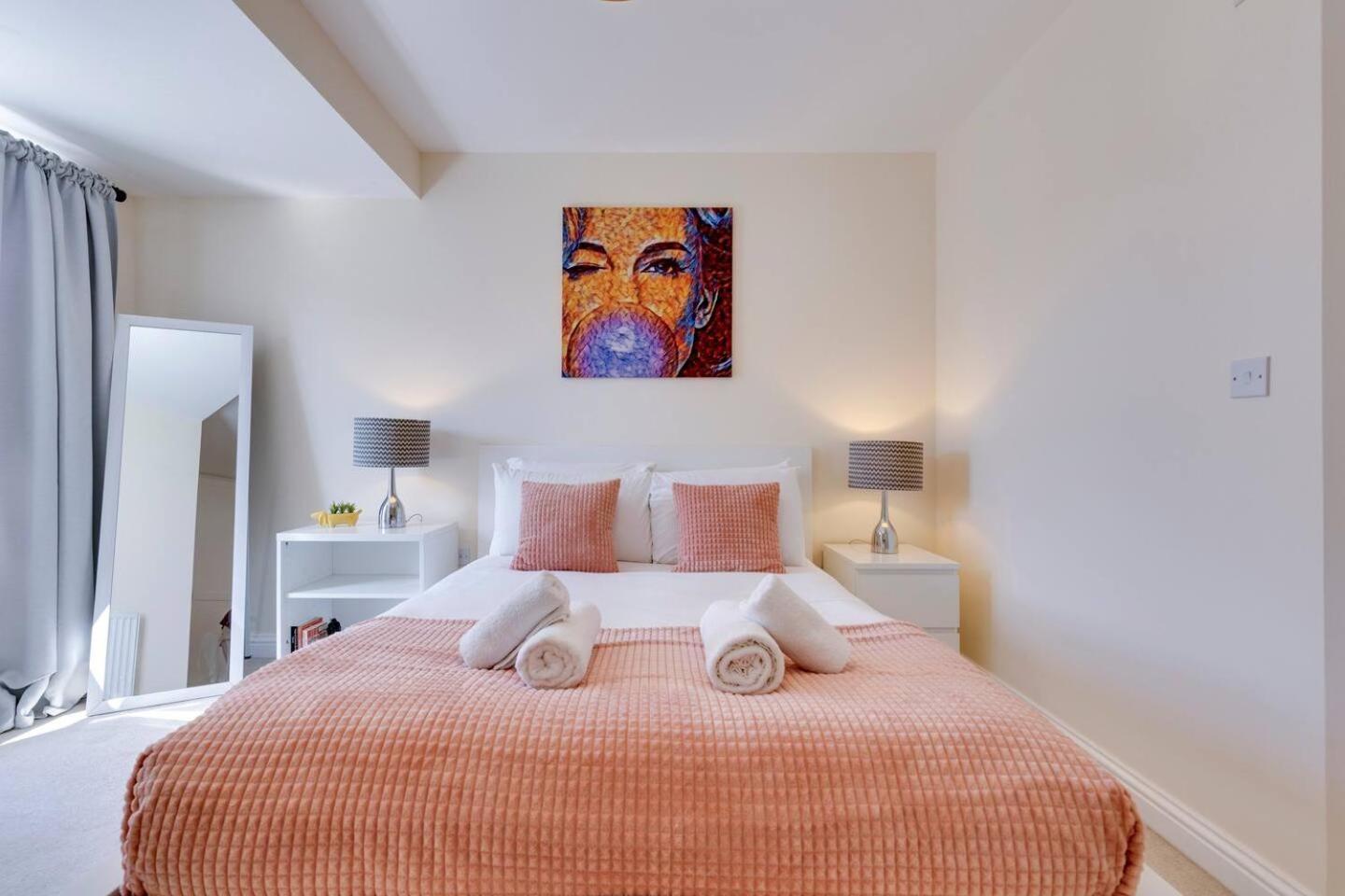 Modern And Spacious Townhouse With Free Parking Pass The Keys Rumah liburan *