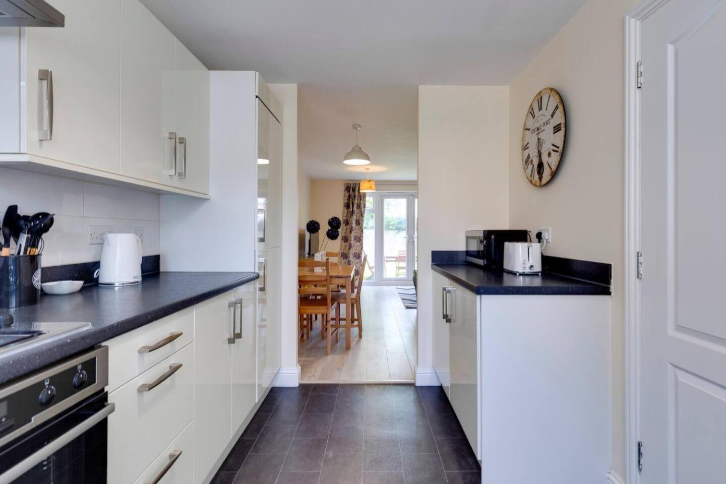 Rumah liburan Modern And Spacious Townhouse With Free Parking Pass The Keys *