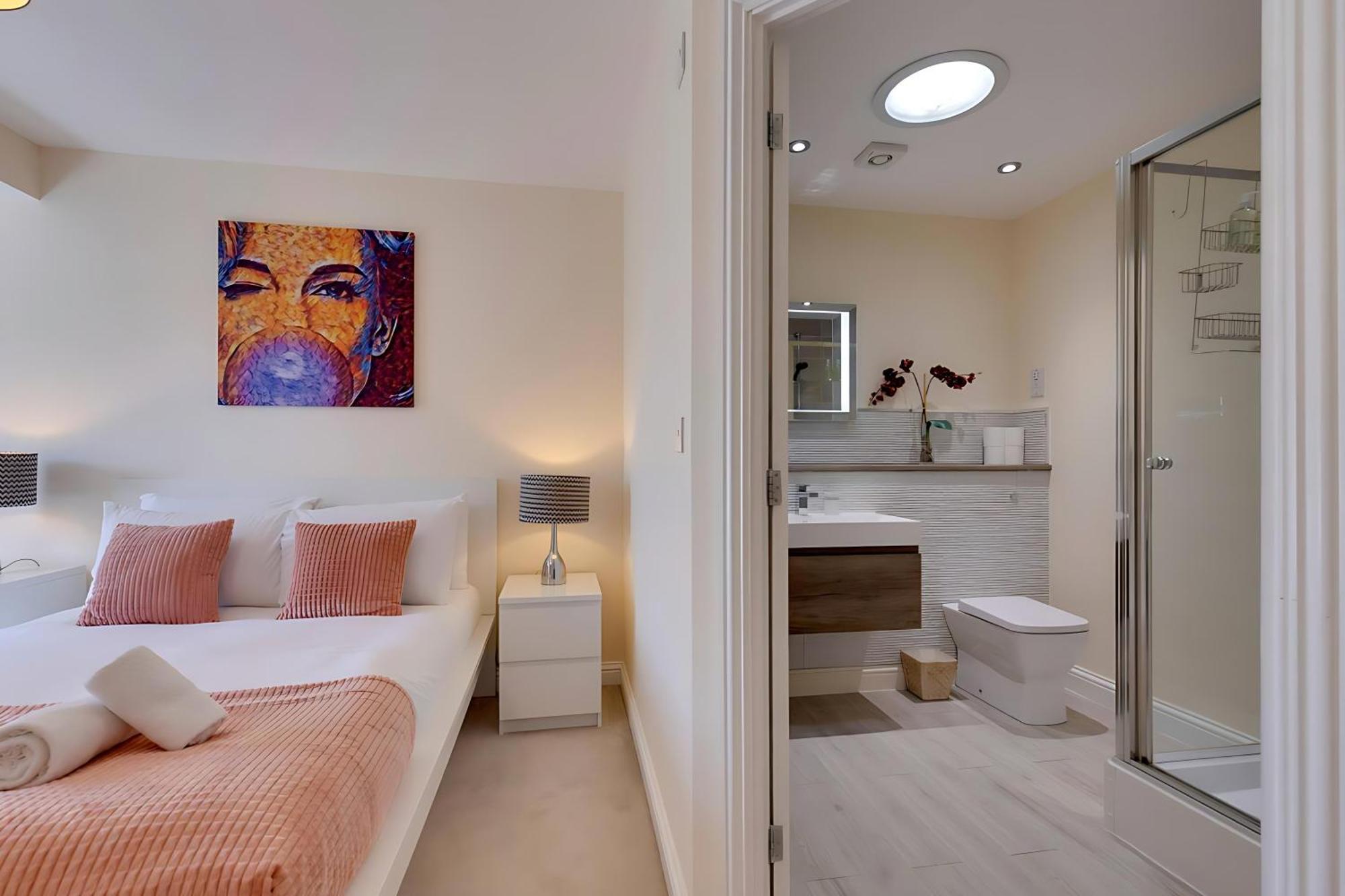 Modern And Spacious Townhouse With Free Parking Pass The Keys *