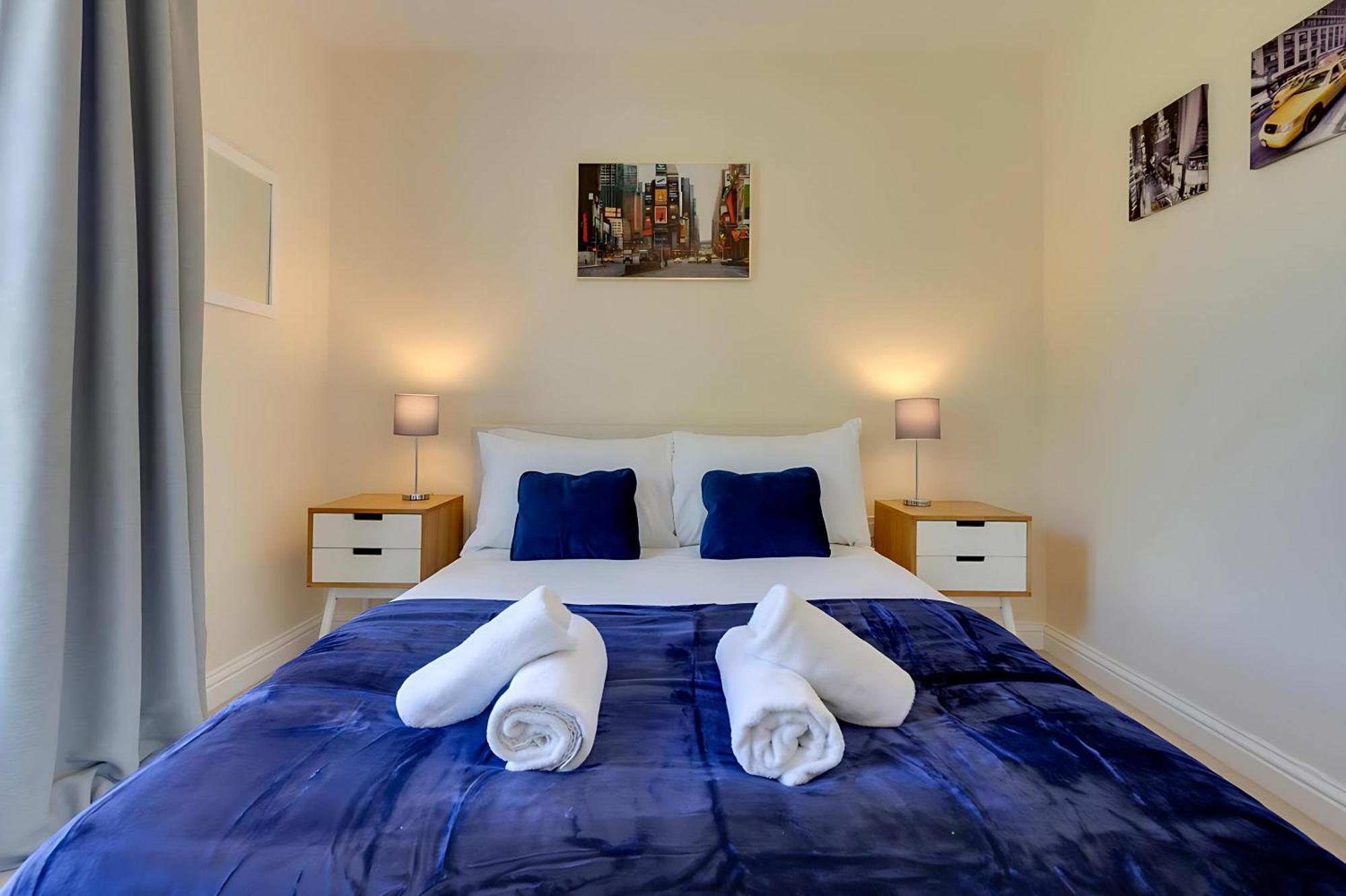 Modern And Spacious Townhouse With Free Parking Pass The Keys